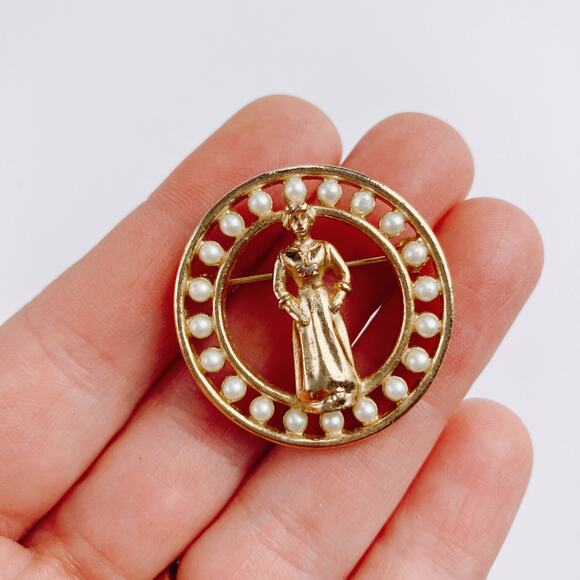 VTG Sarah Coventry Manager Award Pin Woman Faux Pearl Circle Gold Tone MC Brooch - Picture 2 of 9